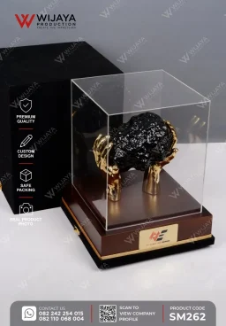 Miniatur Custom Tangan Memegang Batu Bara